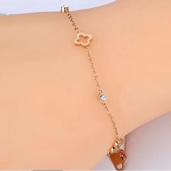 Clover Bracelet with Sparkling Zirconia Stones/Stainless Steel 18K Gold Plated - Picture 3 of 4